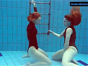 2 hot teenagers underwater
